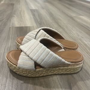 SOLD! Universal Thread Sandal - 8.5 Women’s